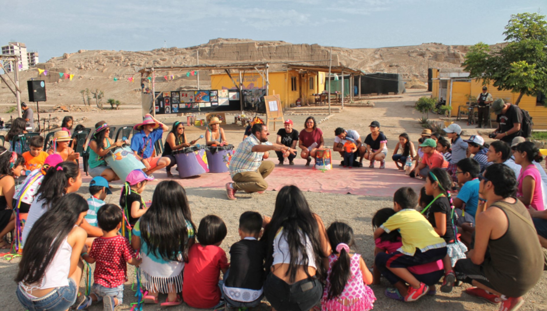Niñas y niños durante una actividad comunitaria