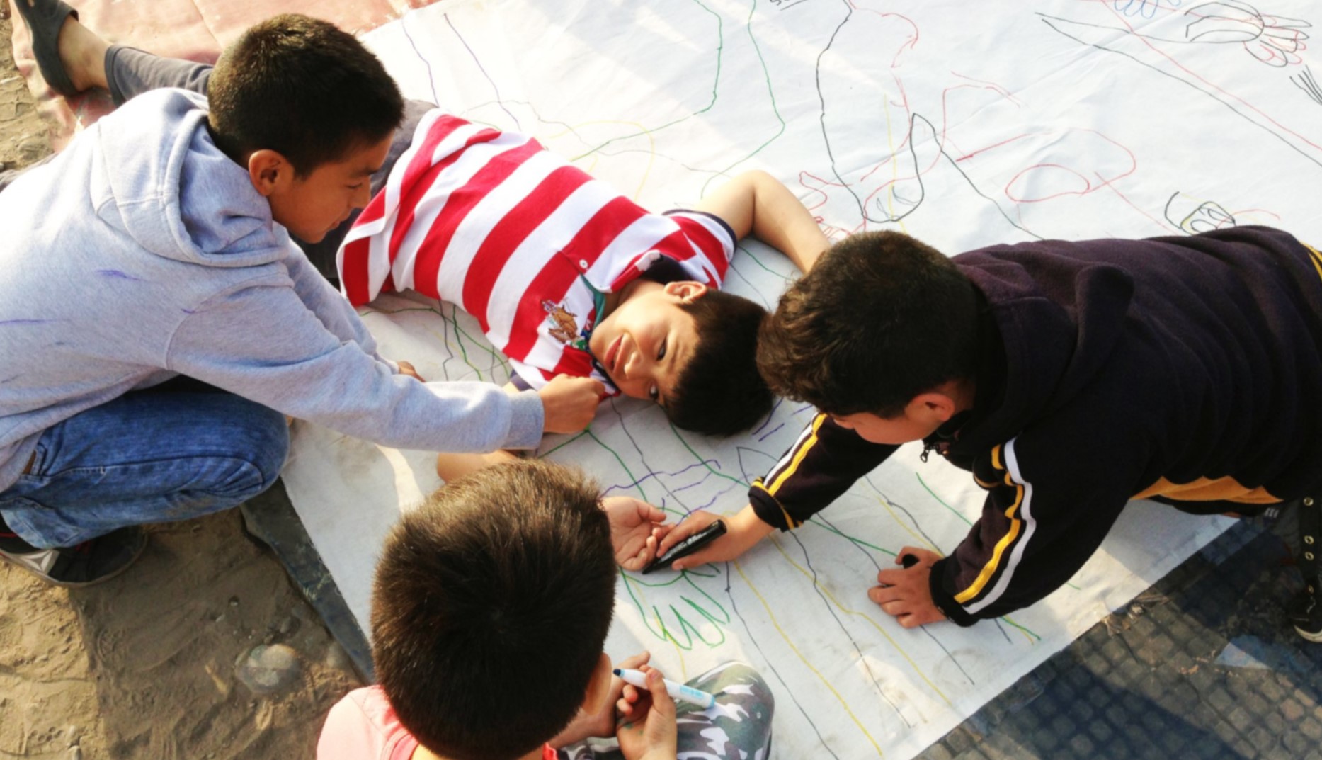Participantes en dinámica grupal al aire libre