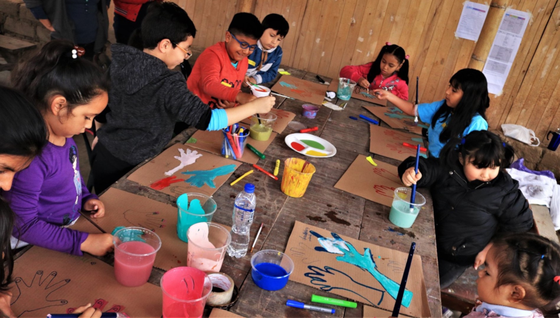 Momento de trabajo colectivo con infancias
